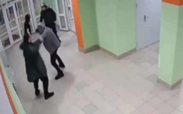 В Тюмени мужчины избили школьника из-за кадетской звезды на шапке