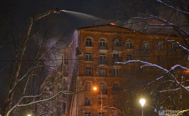 «Быстро одели маму». В ночном пожаре в Москве чудом спасли парализованную