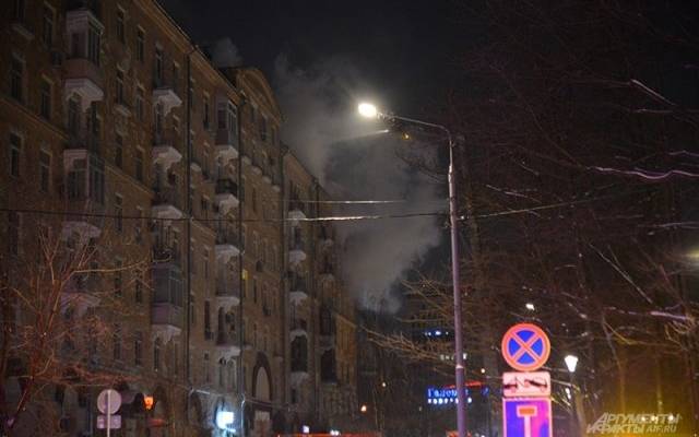 Крупный пожар на крыше шестиэтажного дома в Москве ликвидирован