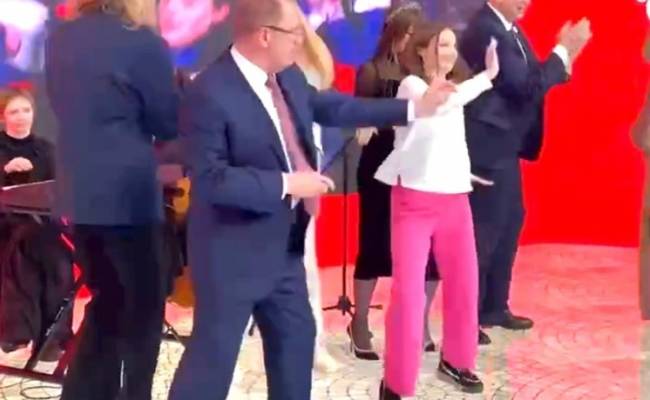 Зажигательный танец ректора российского вуза разошелся по Сети