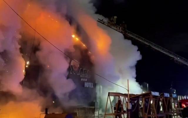 Пожарные локализовали крупное возгорание в гостинице «Жара» в Тольятти