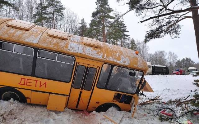 Автобус с детьми съехал в кювет в Псковской области