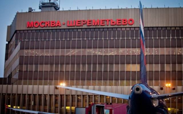 В Шереметьево самолет с пассажирами въехал в самоходный трап