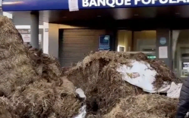 BFMTV: французские фермеры завалили навозом вход в банк в Ажене