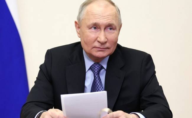 Путин велел подготовить нормативную базу для повышения выплат медикам