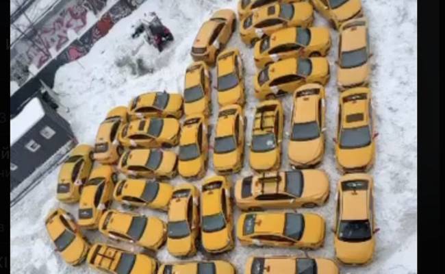 Российский таксист выстроил для возлюбленной сердце из 30 автомобилей