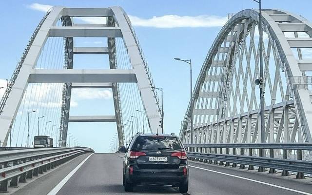 Очередь перед Крымским мостом выросла до 400 автомобилей