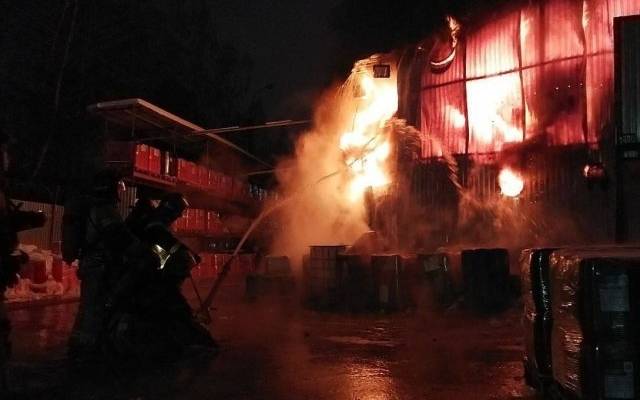 Пожарные ликвидировали открытое горение в производственном здании в Ижевске