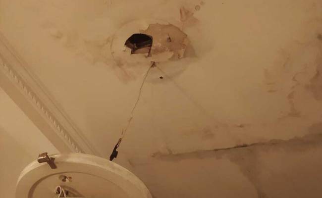«Обрушился потолок»: из-за циклона в московских квартирах участились коммунальные беды