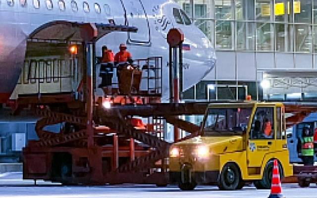 В аэропорту Новосибирска самолет столкнулся со спецмашиной при посадке