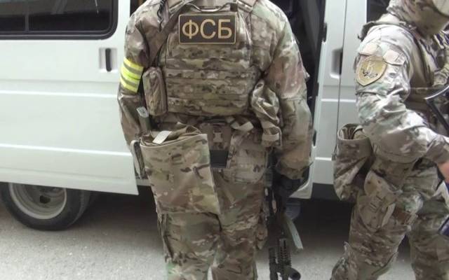 ФСБ показала, как агент СБУ под видом инвалида заложил бомбу под машину