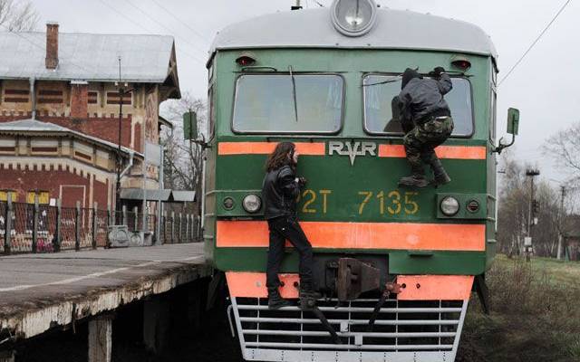 В шаге от смерти. Дети-зацеперы едва не сорвались с обледеневшей электрички