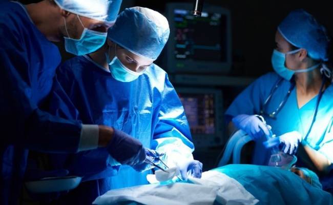 Российские врачи спасли женщину с опухолью яичника размером с арбуз