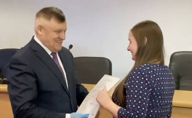 Российский мэр объяснил вручение сертификатов на жилье в медицинской перчатке