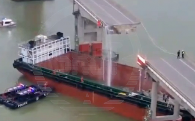 Грузовое судно снесло пролёт моста в китайском городе Гуанчжоу