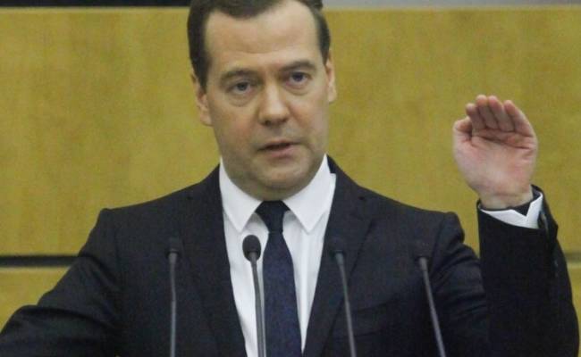 Медведев признался, что ему надоела "голая" вечеринка