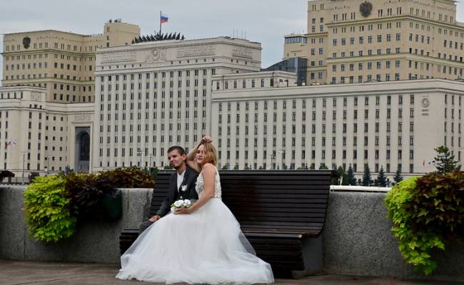 Россияне бросились жениться в "красивую дату" начала СВО