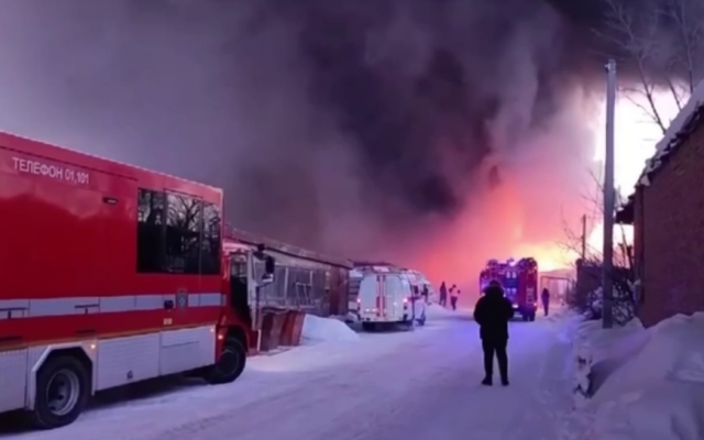 В Новосибирске тушат крупный пожар на складе с продуктами