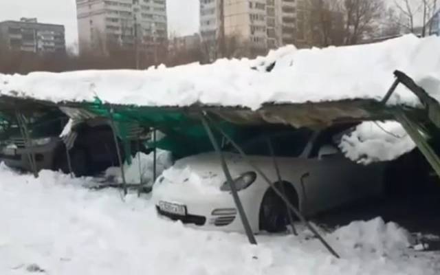 Снег на голову. Упавшая на парковке в Москве крыша похоронила 30 машин