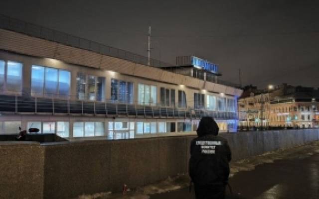 В Петербурге эвакуировали 75 человек из хостела на воде