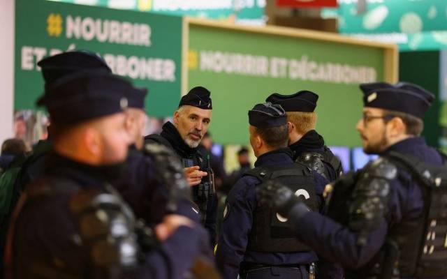 В Париже на выставке сельского хозяйства пострадали восемь полицейских