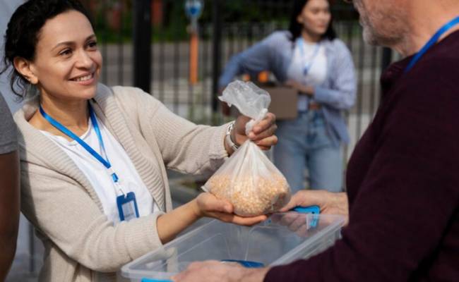 Половина россиян регулярно жертвует на благотворительность: озвучена сумма