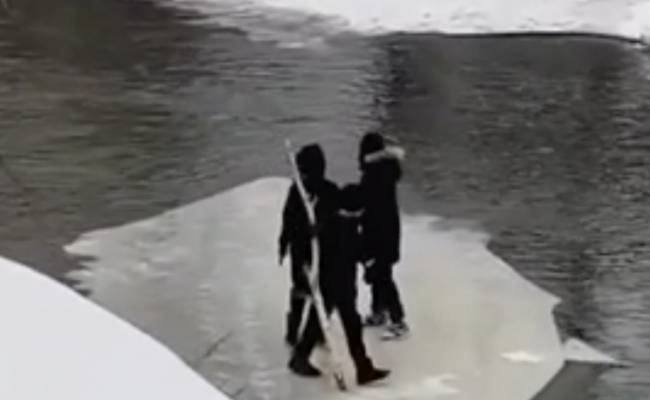 Уплывшие на льдине российские школьники попали на видео