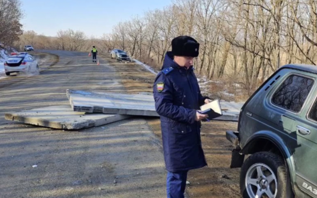 В Приморье с фуры на трассу упали железобетонные плиты, погибли 2 человека