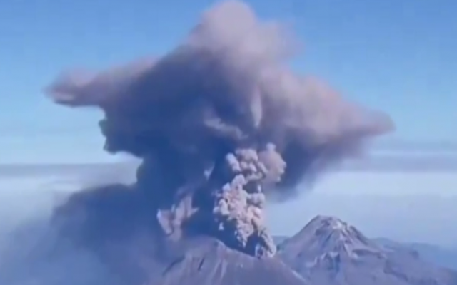 В Мексике началось извержение вулкана Попокатепетль