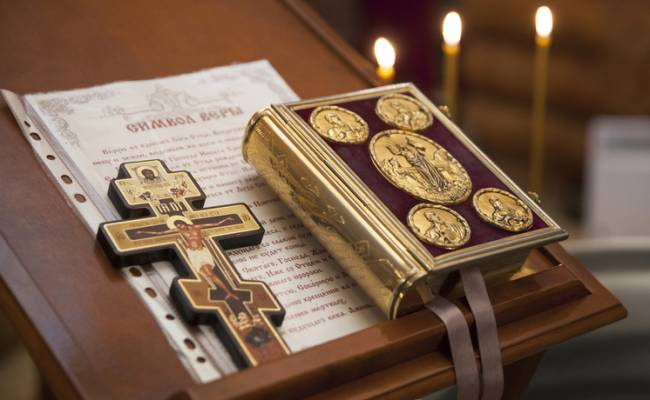 В РПЦ заявили об отсутствии у Константинополя права восстанавливать лишенных сана священников