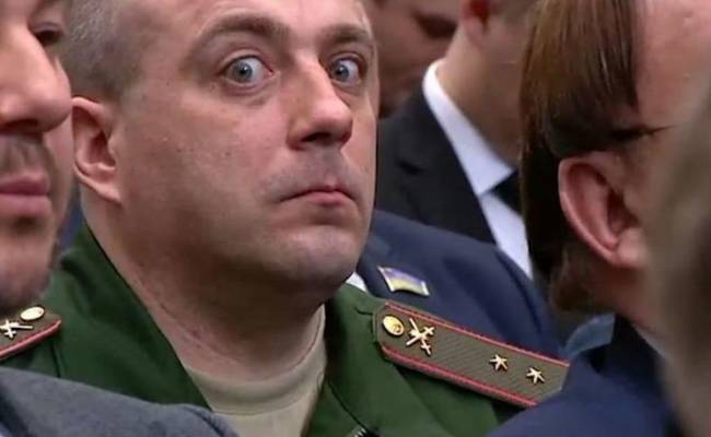Раскрыта личность привлекшего к себе внимание во время выступления Путина военного