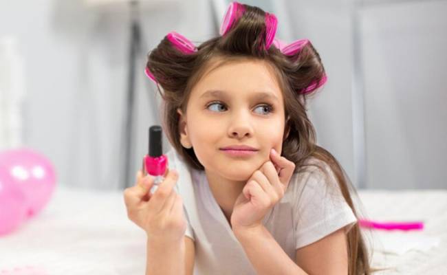 Психолог назвал увлечение детской косметикой «тревожным звоночком»