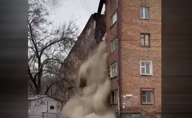 Жители рухнувшего в Ростове дома подарили недовольному мэру "волшебную палочку"