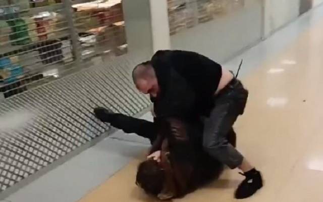 «Это не мужики». В Москве охранники супермаркета избили покупательницу