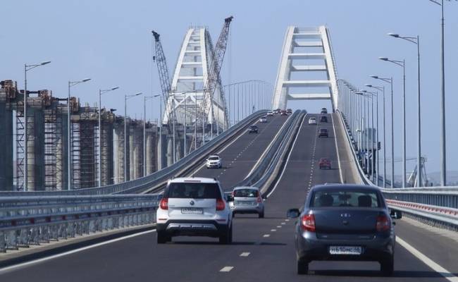 Движение поездов по Крымскому мосту временно перекрыли