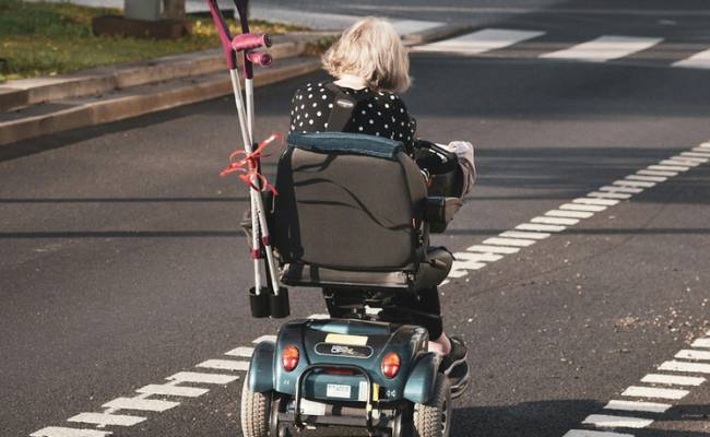 Электроколяски и скутеры для инвалидов станут делать по новому стандарту