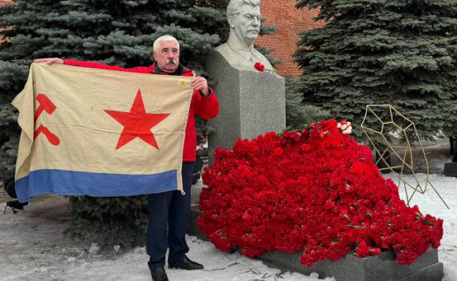 «Нас, нормальных, много»: на могиле товарища Сталина оставили 285 тысяч рублей