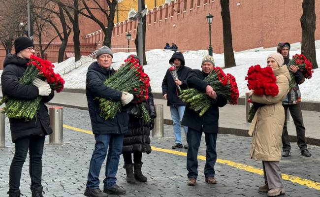 «Нас, нормальных, много»: на могиле товарища Сталина оставили 285 тысяч рублей