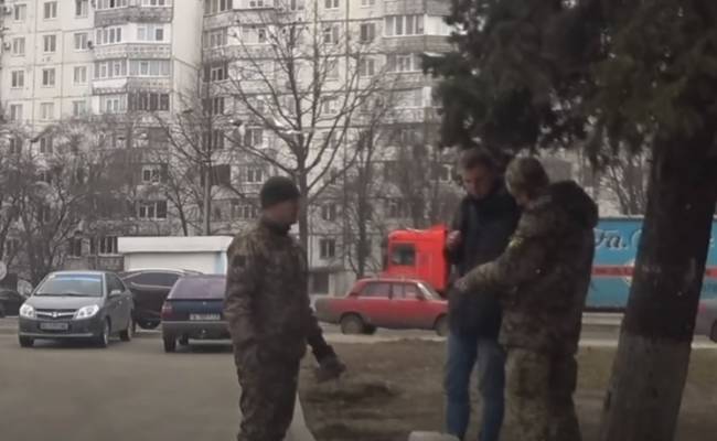 Отлавливающие украинцев военкомы вооружились бодикамерами