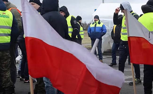 В Белостоке фермеры забаррикадировали соломой входы в офисы политических партий