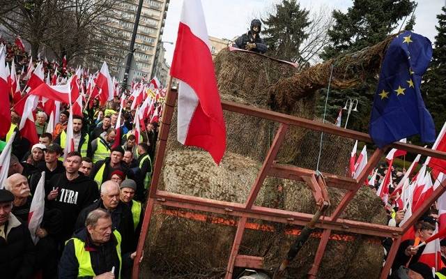 В Польше фермеры заблокировали соломой входы в офисы политических партий