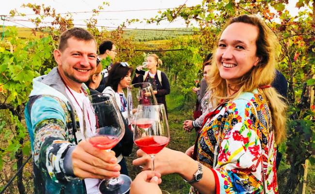 Названы новые тенденции в сфере туризма: винные туры, ралли на старых «Волгах»