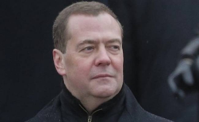 Медведев заявил, что Россия проходит непростые испытания и приближает победу