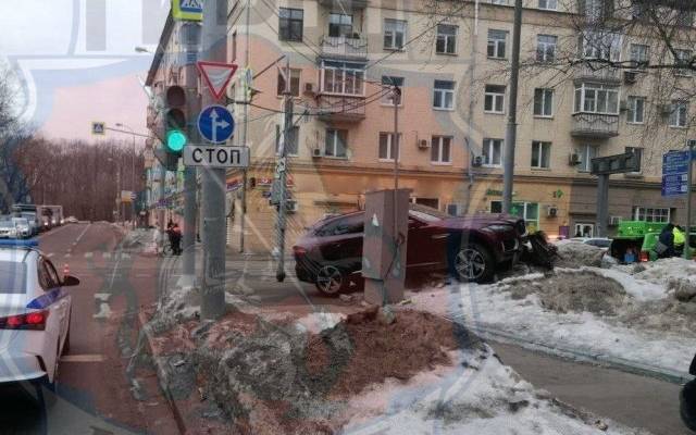 В Москве водитель «Ягуара» сбил на тротуаре пешеходов