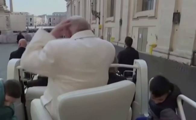 Ветер сорвал папскую шапочку с головы Франциска