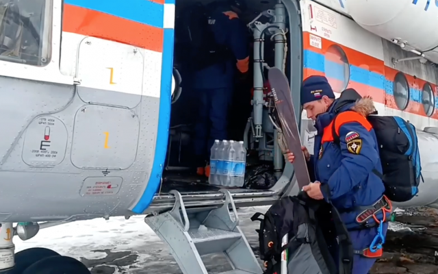 Вертолет Ми-8 вылетел на поиски туристов после схода лавины на Камчатке