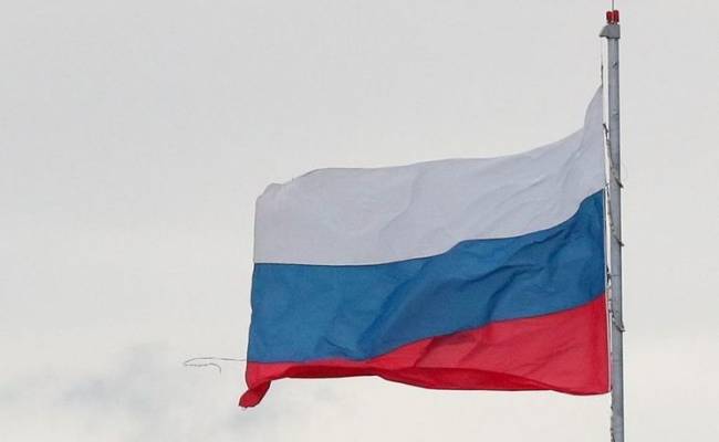 Дума приняла закон об обязательном вывешивании флага РФ образовательными учреждениями