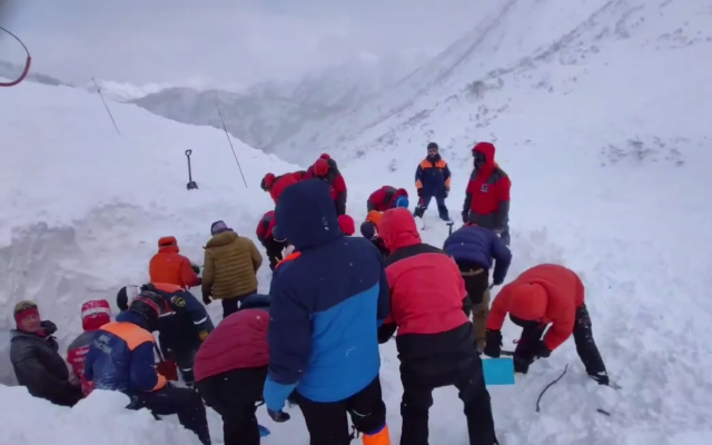 Спасатели эвакуировали туристов, пострадавших при сходе лавины на Камчатке