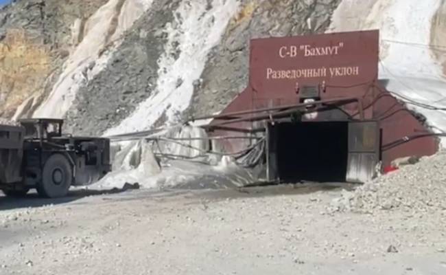 «Техника — рухлядь»: жители рассказали о возможных причинах ЧП на руднике «Пионер»