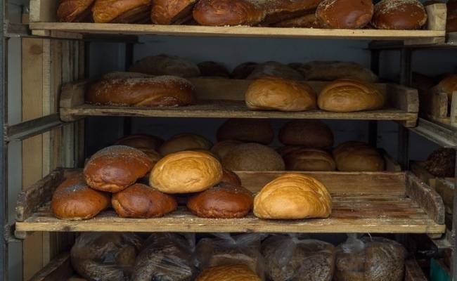 Жители Липецка добились, чтобы магазин не выбрасывал хлеб в мусор